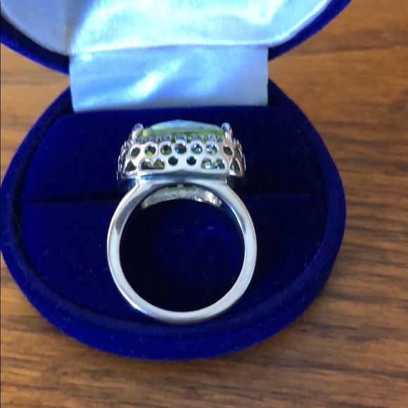 Peridot color and CZ ring silver tone Sz 7 - Picture 4 of 8